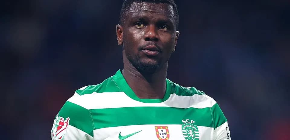 Futbolçu yaşıl və ağ forma ilə meydanda