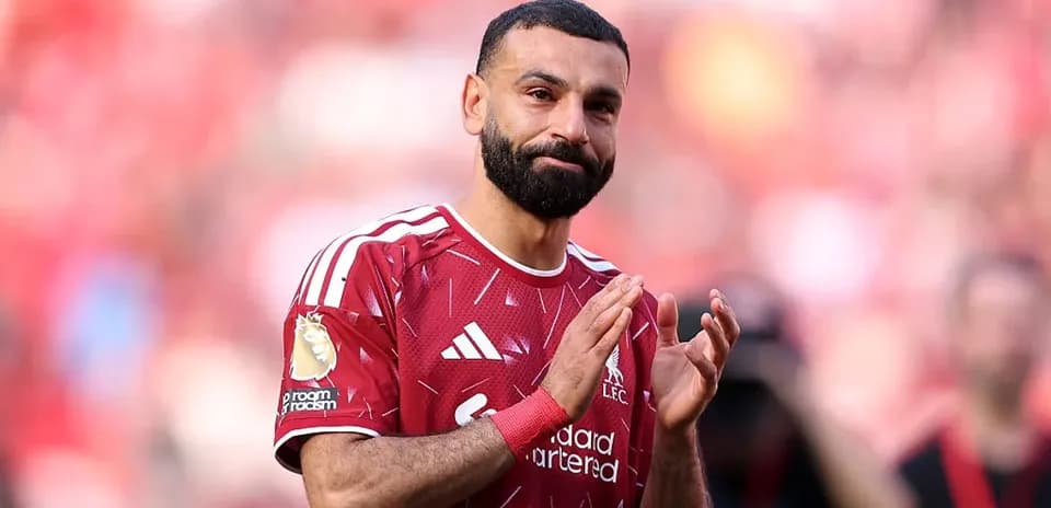 Futbolçu azarkeşlərə əl çalıb təşəkkür edir