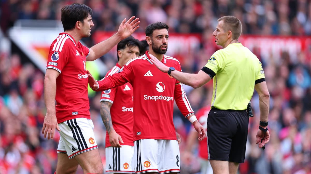 Manchester United futbolçuları hakimlə mübahisə edir