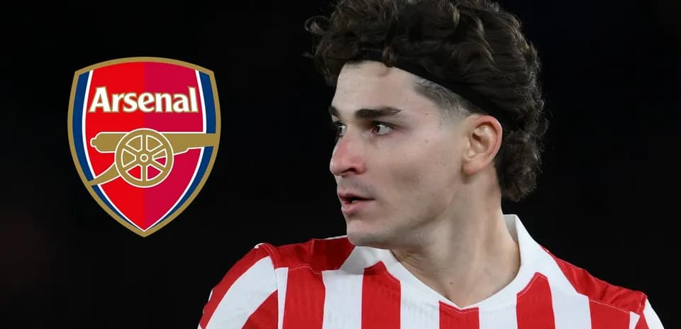 Futbolçu Arsenal logosu ilə yan-yana görünür