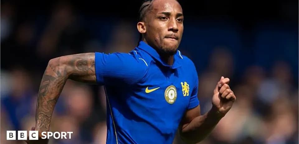 Futbolçu mavi forma ilə qaçış edir