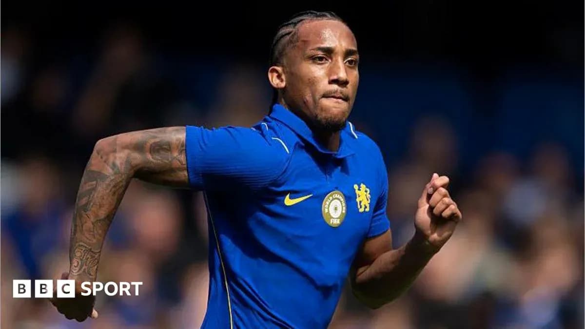 Futbolçu mavi forma ilə qaçış edir