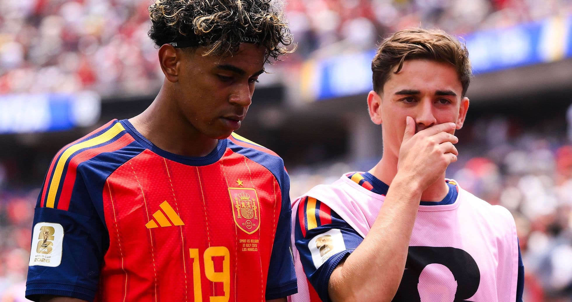 İki futbolçu, İspaniya milli komandasının formasını geyinib