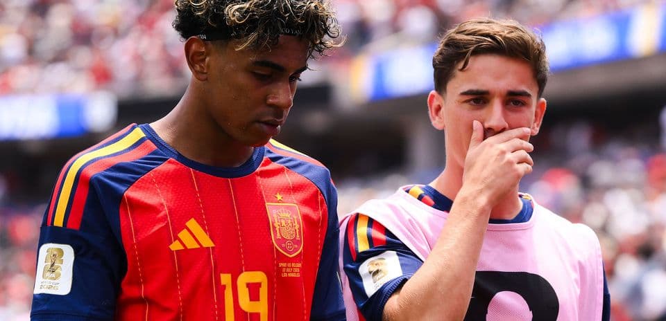 İki futbolçu, İspaniya milli komandasının formasını geyinib