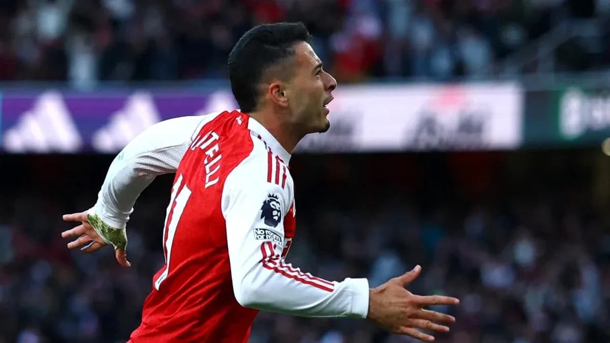 Arsenal futbolçusu qol sevinci yaşayır