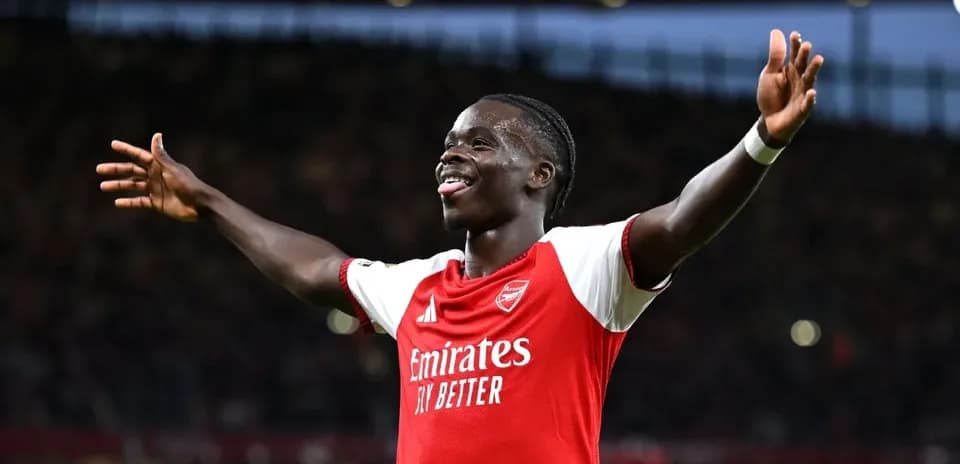 Futbolçu Arsenal formasında qollarını açaraq sevinir