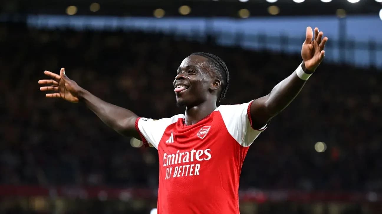 Futbolçu Arsenal formasında qollarını açaraq sevinir