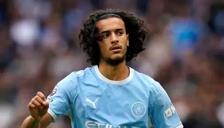 Futbolçu Manchester City formasında oyunçunun görüntüsü