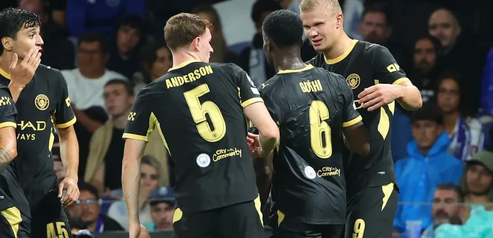 Futbolçular qollarını qeyd edərək bir-birinə yaxınlaşır