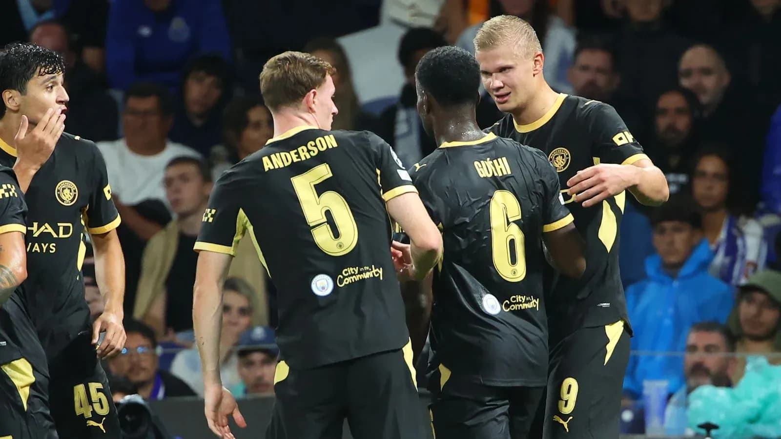 Futbolçular qollarını qeyd edərək bir-birinə yaxınlaşır