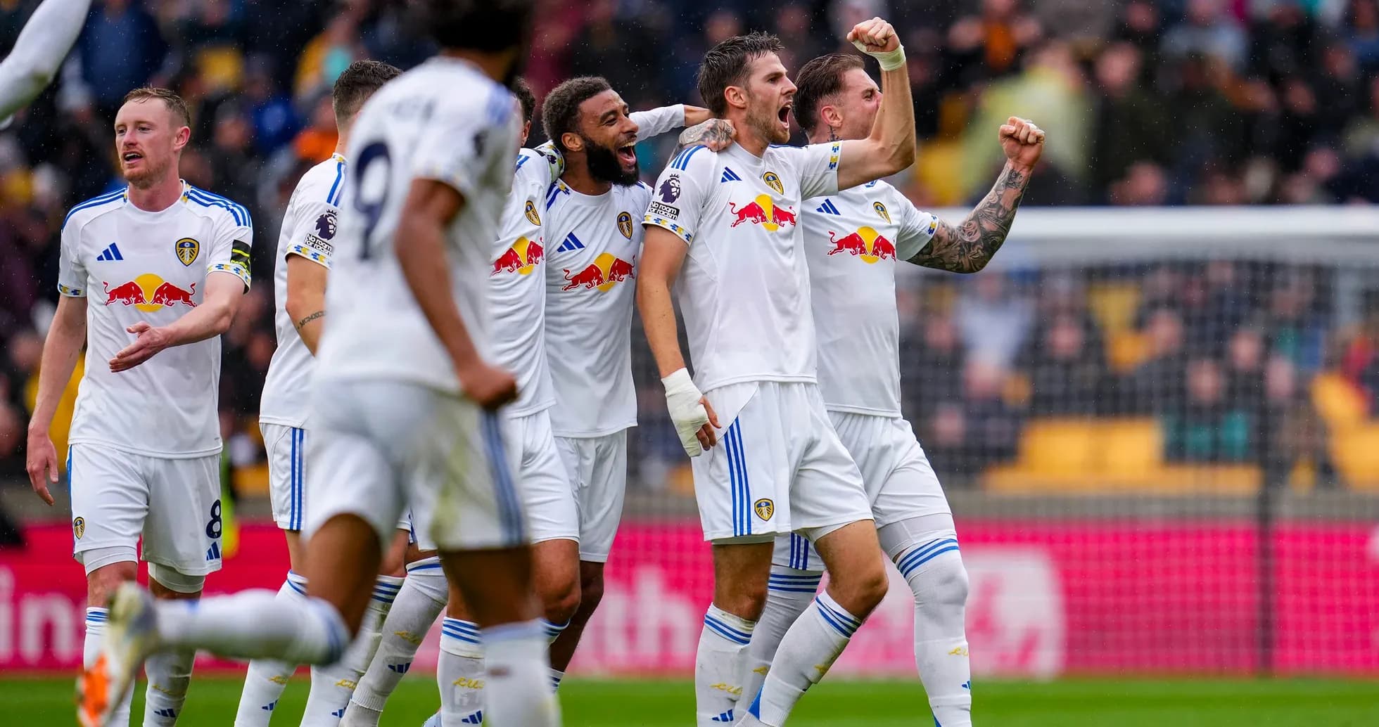 Leeds futbolçuları qələbə sevinci yaşayır
