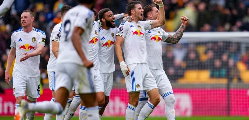 Leeds futbolçuları qələbə sevinci yaşayır