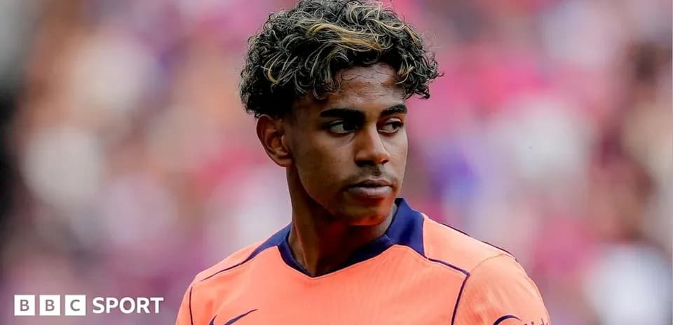 Futbolçu Barcelona formasında oyun sahasında durur