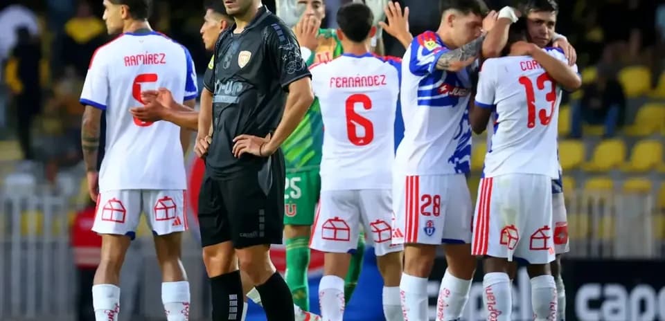 Universidad de Chile futbolçuları qollaşma zamanı