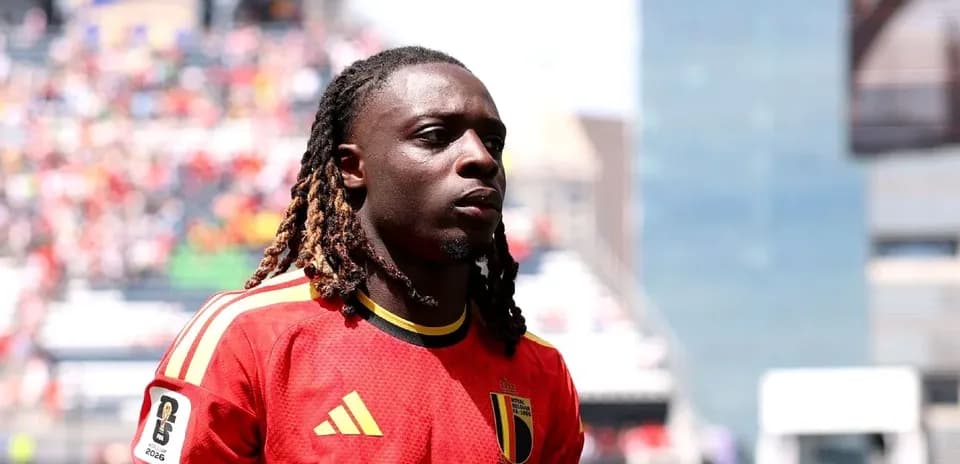 Futbolçu Belçika forması ilə meydanda durur
