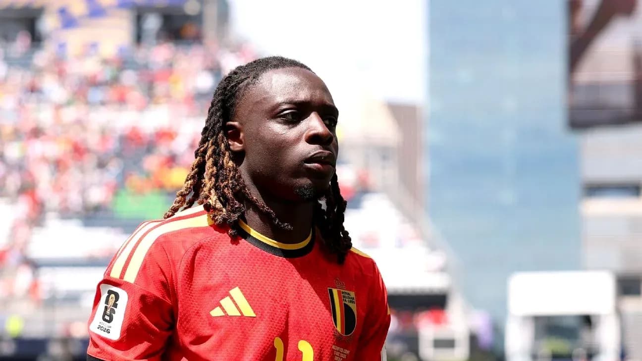 Futbolçu Belçika forması ilə meydanda durur