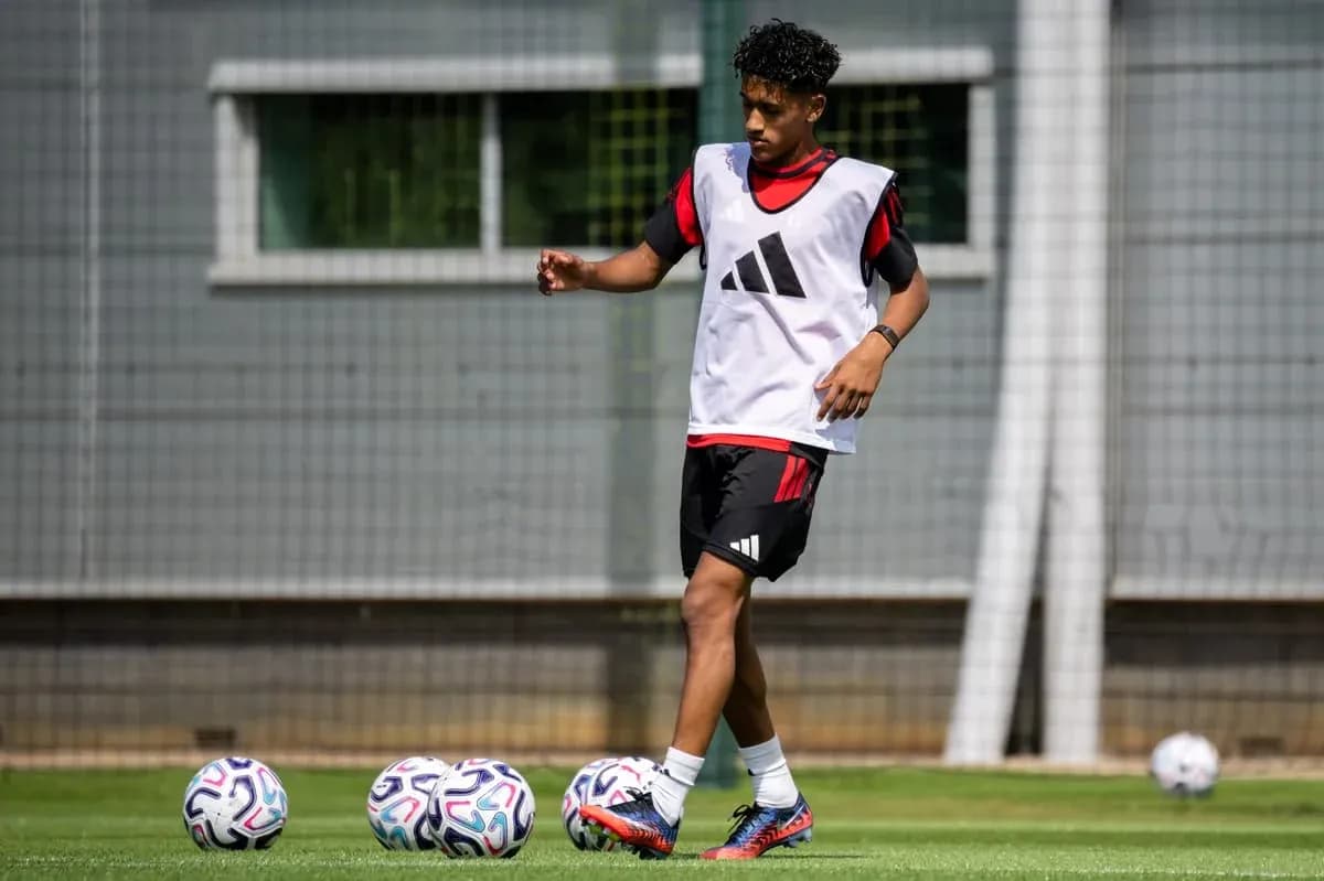 Futbolçu məşq zamanı topa yaxınlaşır