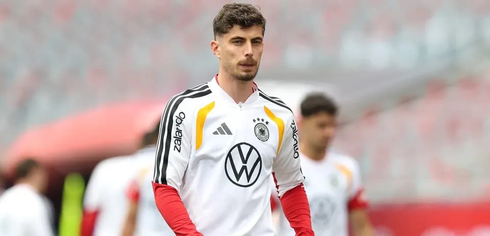 Futbolçu Alman milli komandasının formanı geyinib