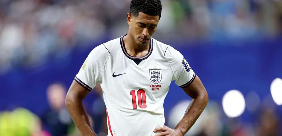Futbolçu England formasında başı aşağıda durur