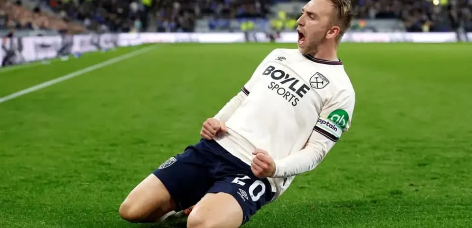 Qol vurduqdan sonra sevinən futbolçu