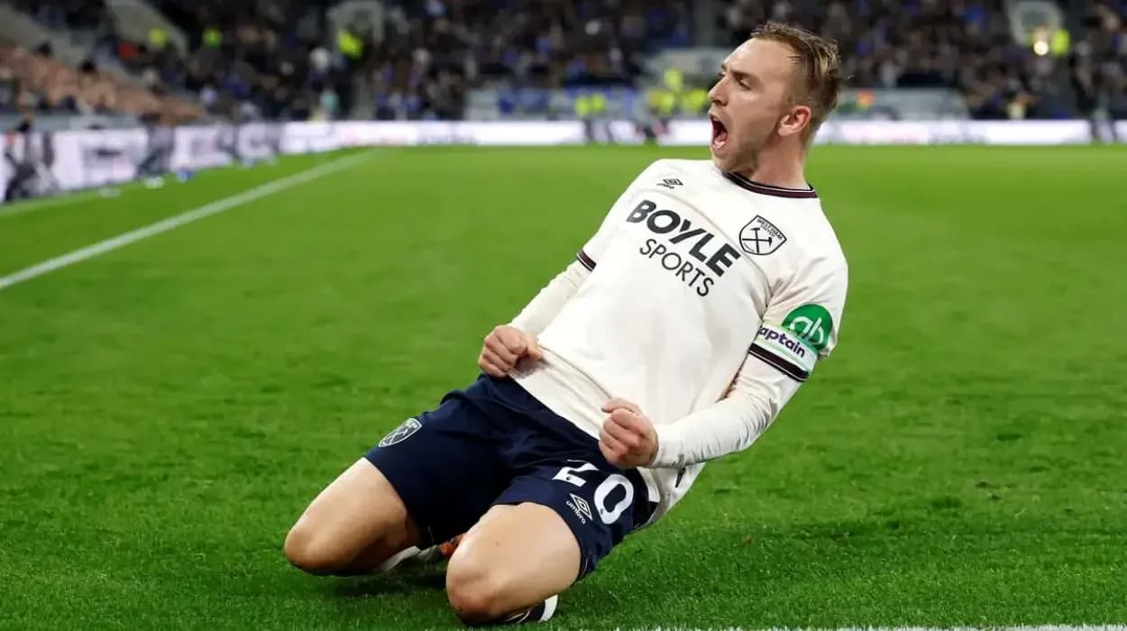 Qol vurduqdan sonra sevinən futbolçu