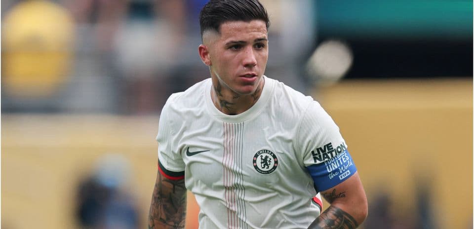 Futbolçu Chelsea forması ilə meydanda