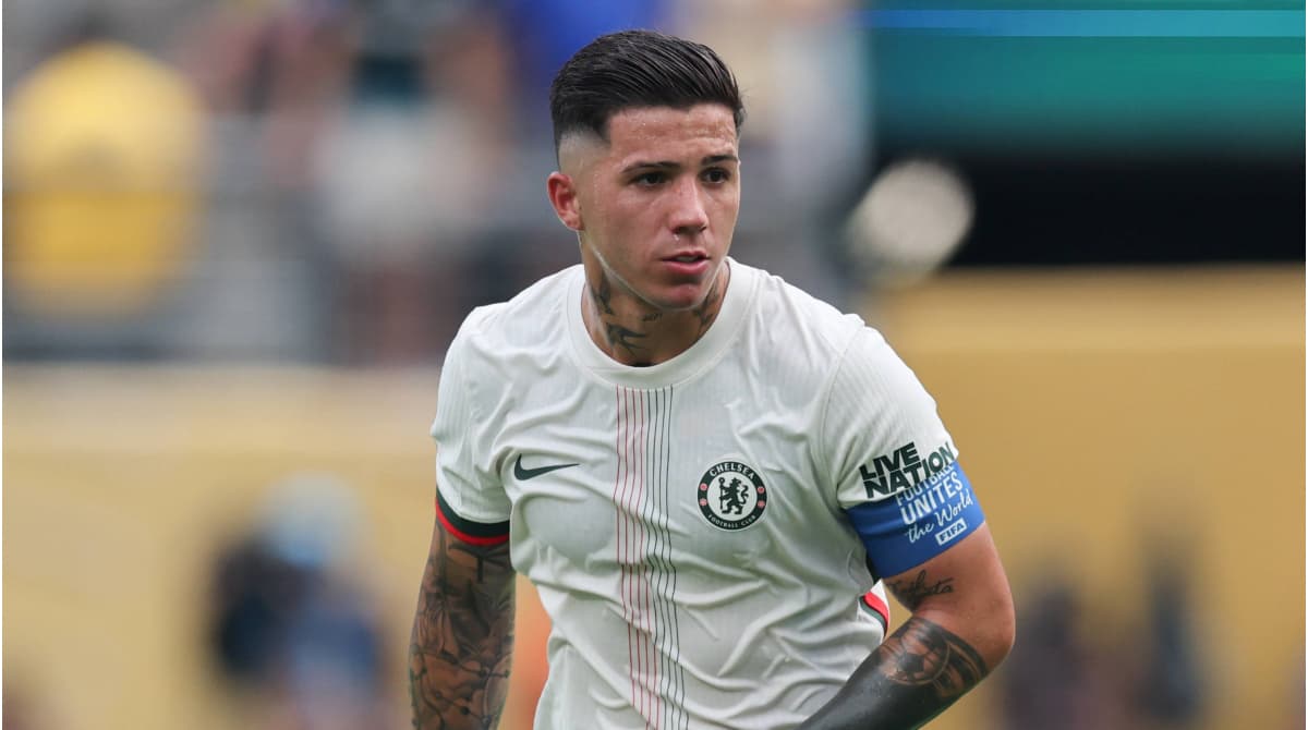 Futbolçu Chelsea forması ilə meydanda