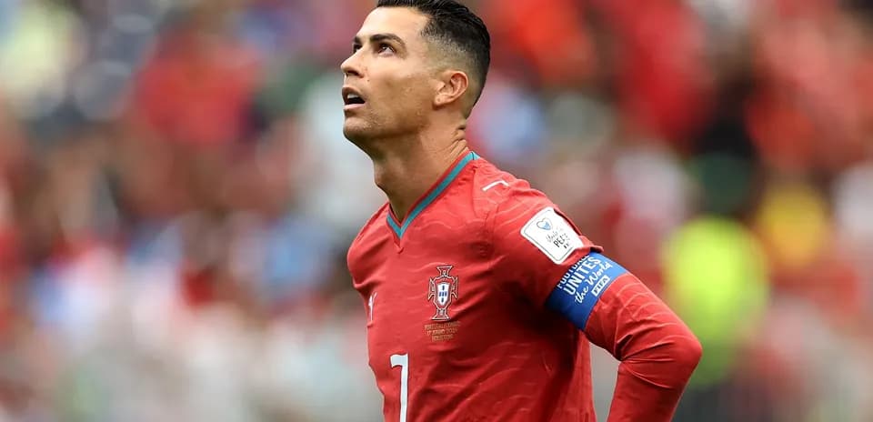 Futbolçu oyun zamanı başını göyə qaldırıb
