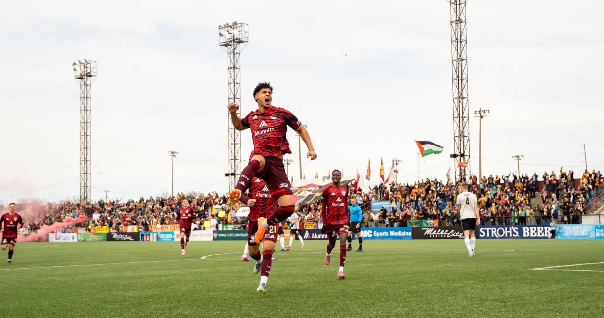 Oyun zamanı sevincli futbolçular