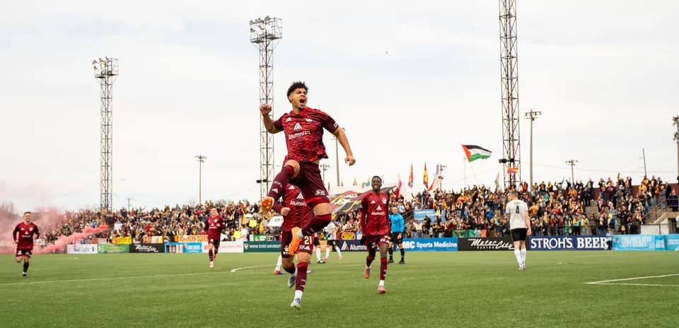 Oyun zamanı sevincli futbolçular