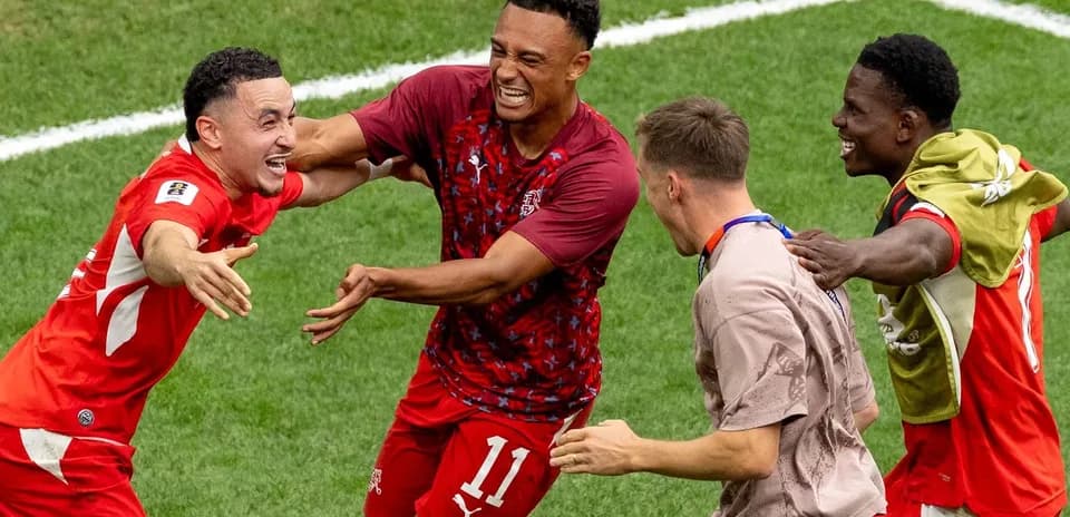 İsveçrə futbolçuları qələbə sevincini yaşayır