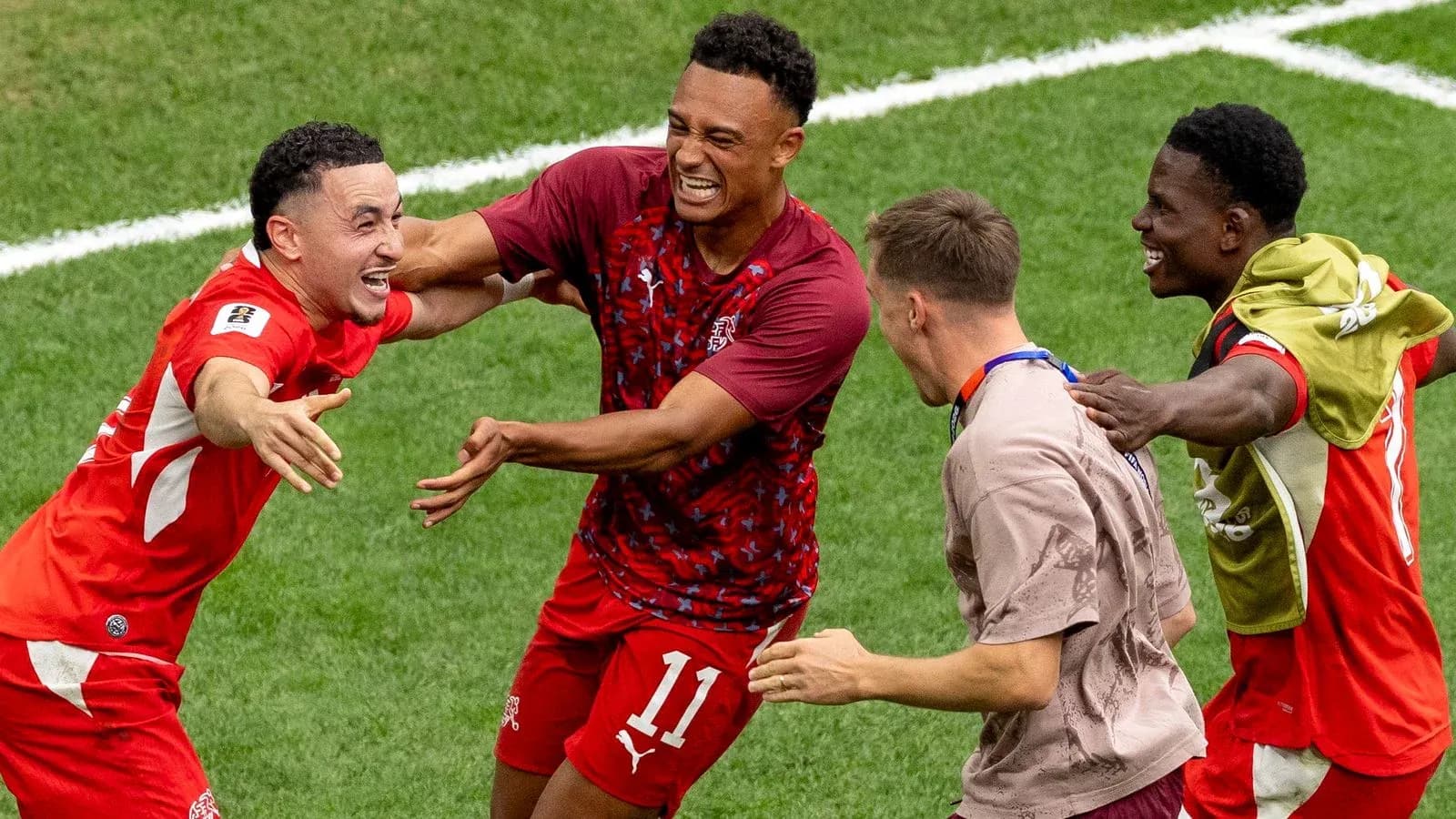 İsveçrə futbolçuları qələbə sevincini yaşayır