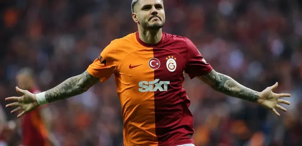 Futbolçu Galatasaray formasında qollarını açır