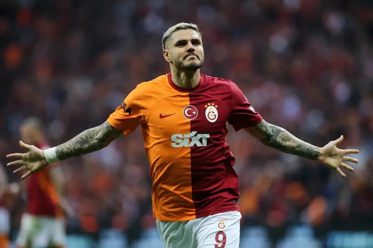 Futbolçu Galatasaray formasında qollarını açır