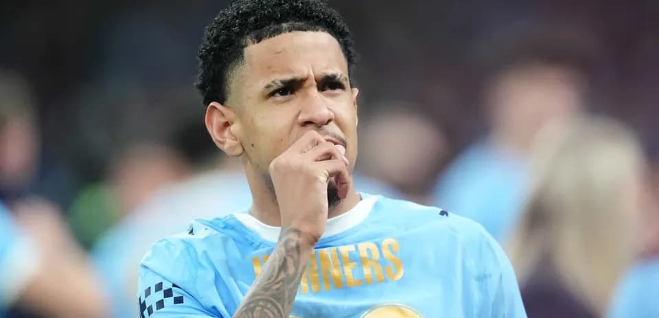 Futbolçu düşüncəli halda, mavi forma geyinib