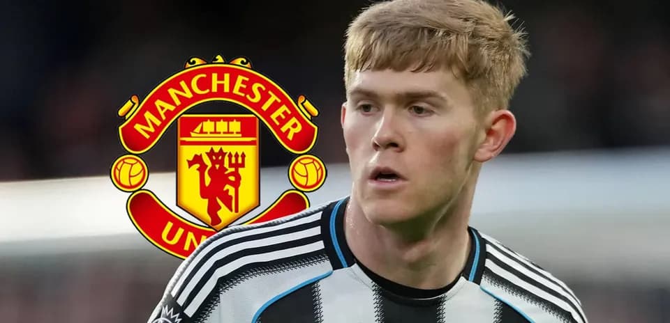 Futbolçu, Newcastle United formasında, Manchester United loqosu arxada