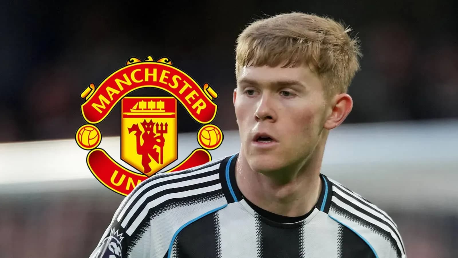 Futbolçu, Newcastle United formasında, Manchester United loqosu arxada