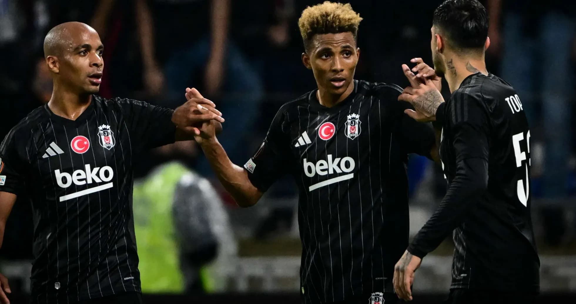 Beşiktaş oyunçuları qol sevinci yaşayır