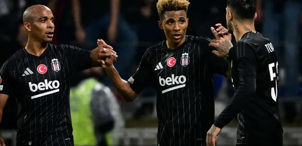 Beşiktaş oyunçuları qol sevinci yaşayır