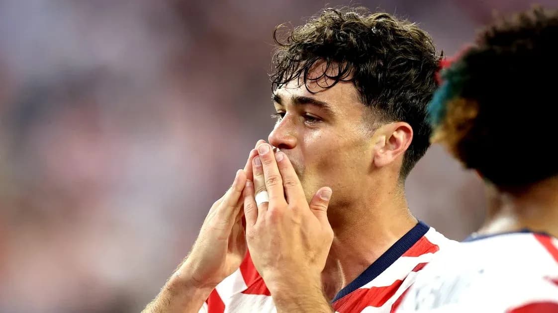 Futbolçu qolunu üzünə yaxınlaşdırıb düşünür