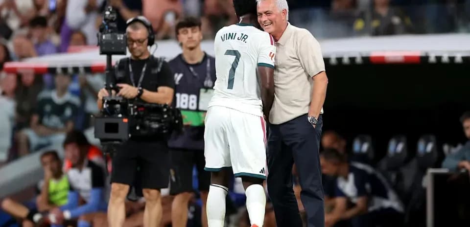 Vini Jr. and coach discussing during match