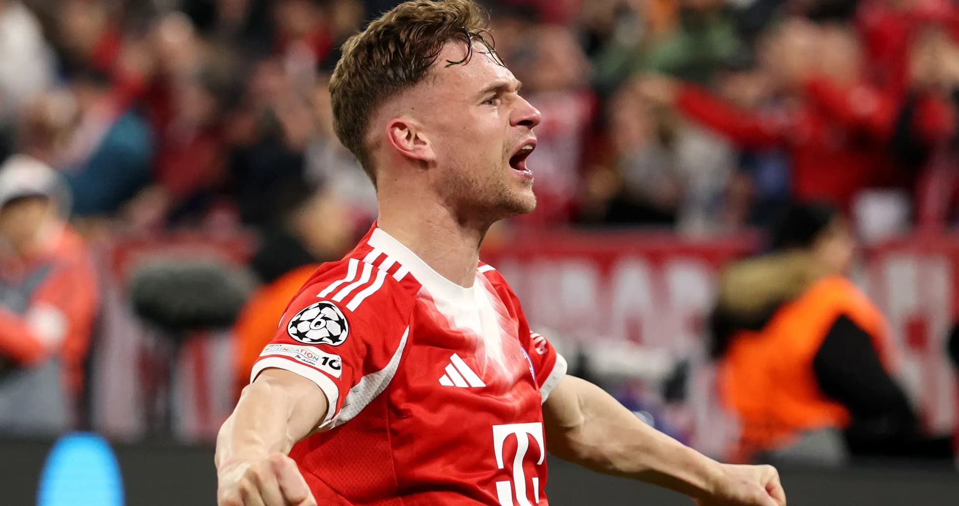 Futbolçu Bayern Münih formasında sevinir