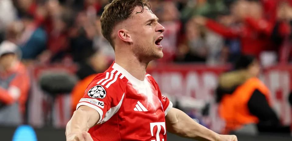 Futbolçu Bayern Münih formasında sevinir