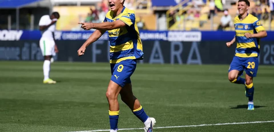 Parma futbolçusu qol sevinci yaşayır