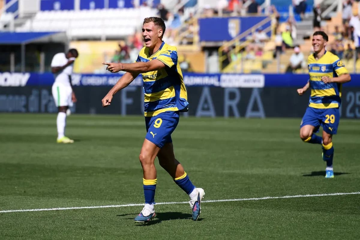 Parma futbolçusu qol sevinci yaşayır
