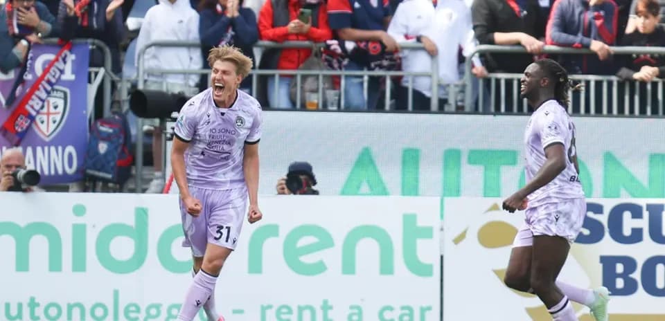 Cagliari və Udinese oyunçuları sevinclə qeyd edirlər