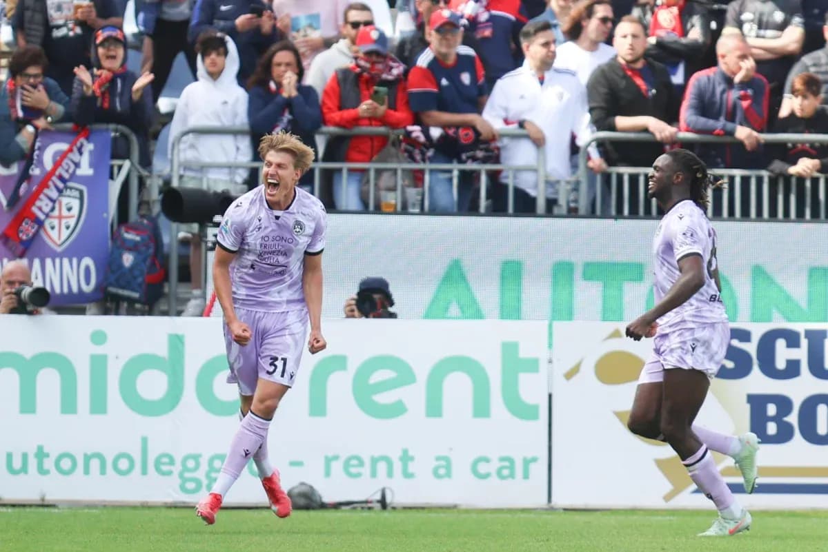 Cagliari və Udinese oyunçuları sevinclə qeyd edirlər