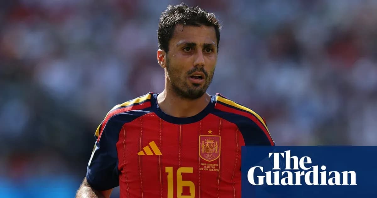 Futbolçu İspaniya millisinin forma geyinib