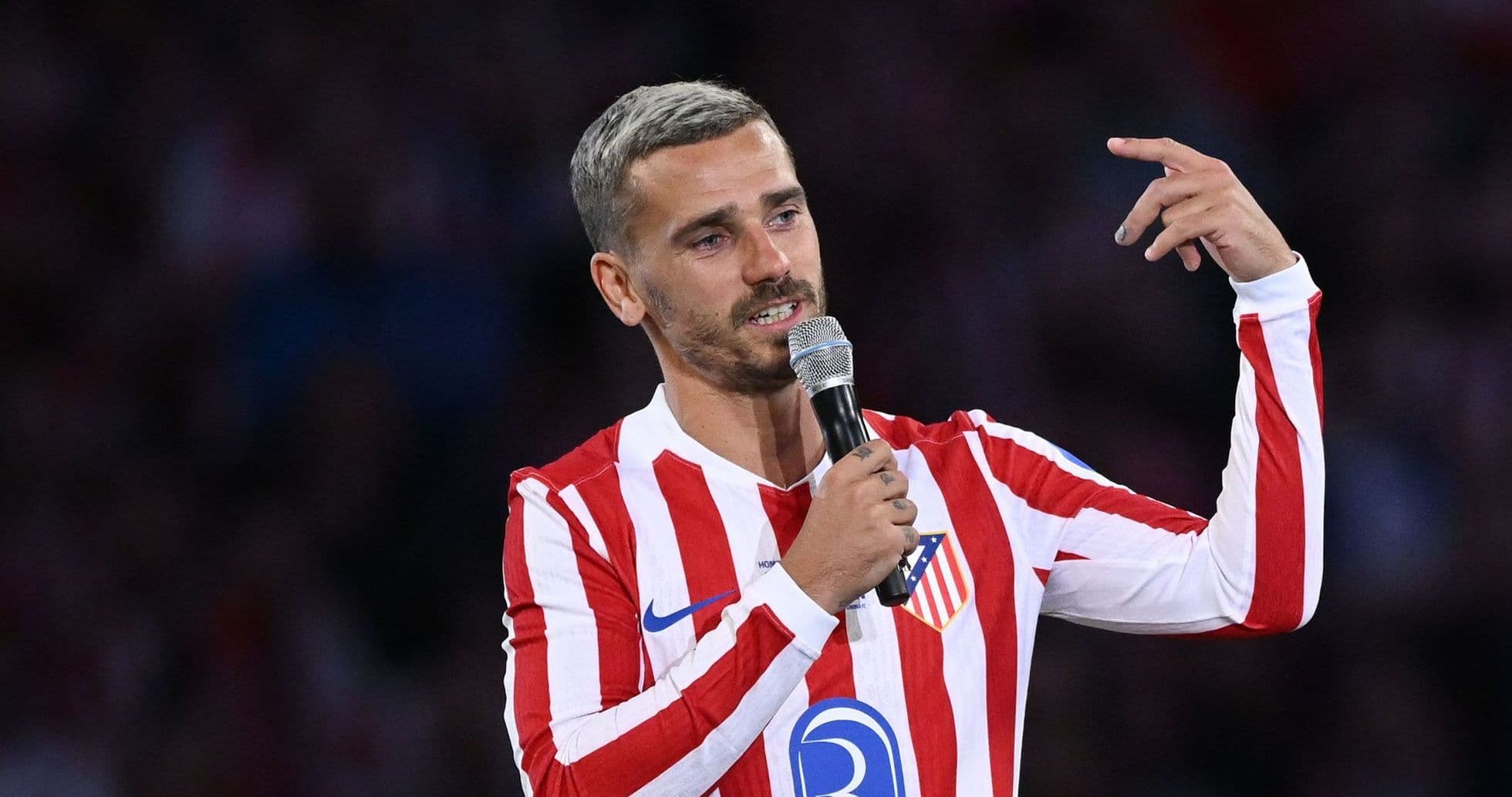 Futbolçu mikrofonda danışır, Atletiko Madrid formasında
