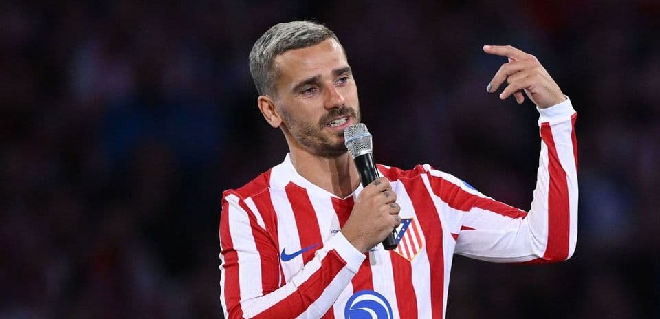 Futbolçu mikrofonda danışır, Atletiko Madrid formasında